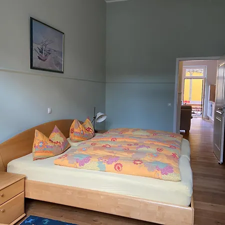 Mit 2 Schlafzimmern, Wohnkueche, Terrasse Бонн