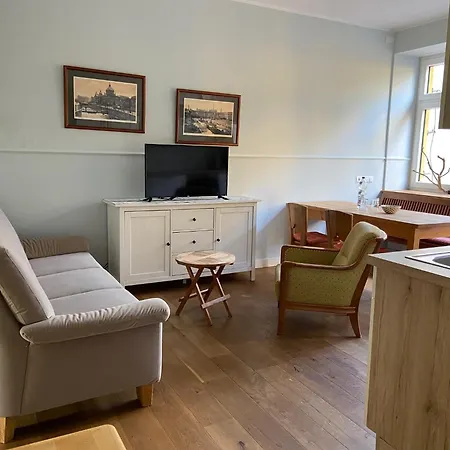 Mit 2 Schlafzimmern, Wohnkueche, Terrasse *