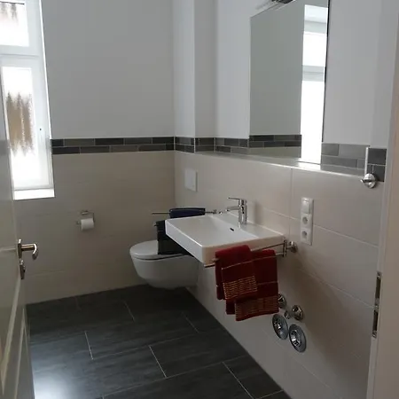 Mit 2 Schlafzimmern, Wohnkueche, Terrasse