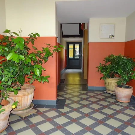 Mit 2 Schlafzimmern, Wohnkueche, Terrasse *