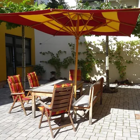 Mit 2 Schlafzimmern, Wohnkueche, Terrasse Апартаменты Бонн